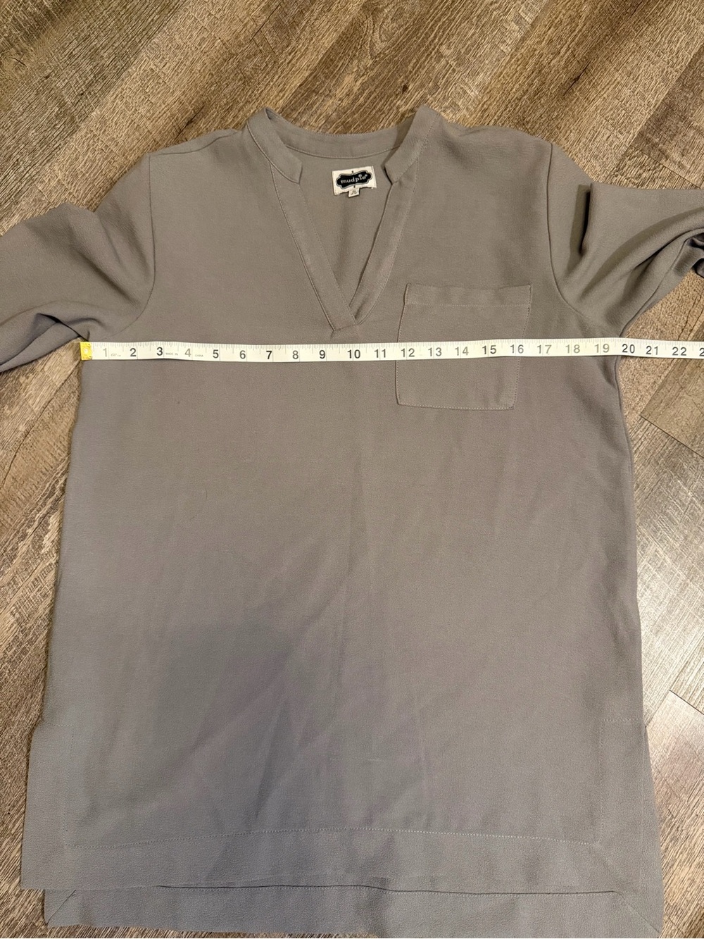 Mud Pie Gray Split Neck Tunic Blouse Size Small Long Sleeve Pocket Top - Picture 7 of 9